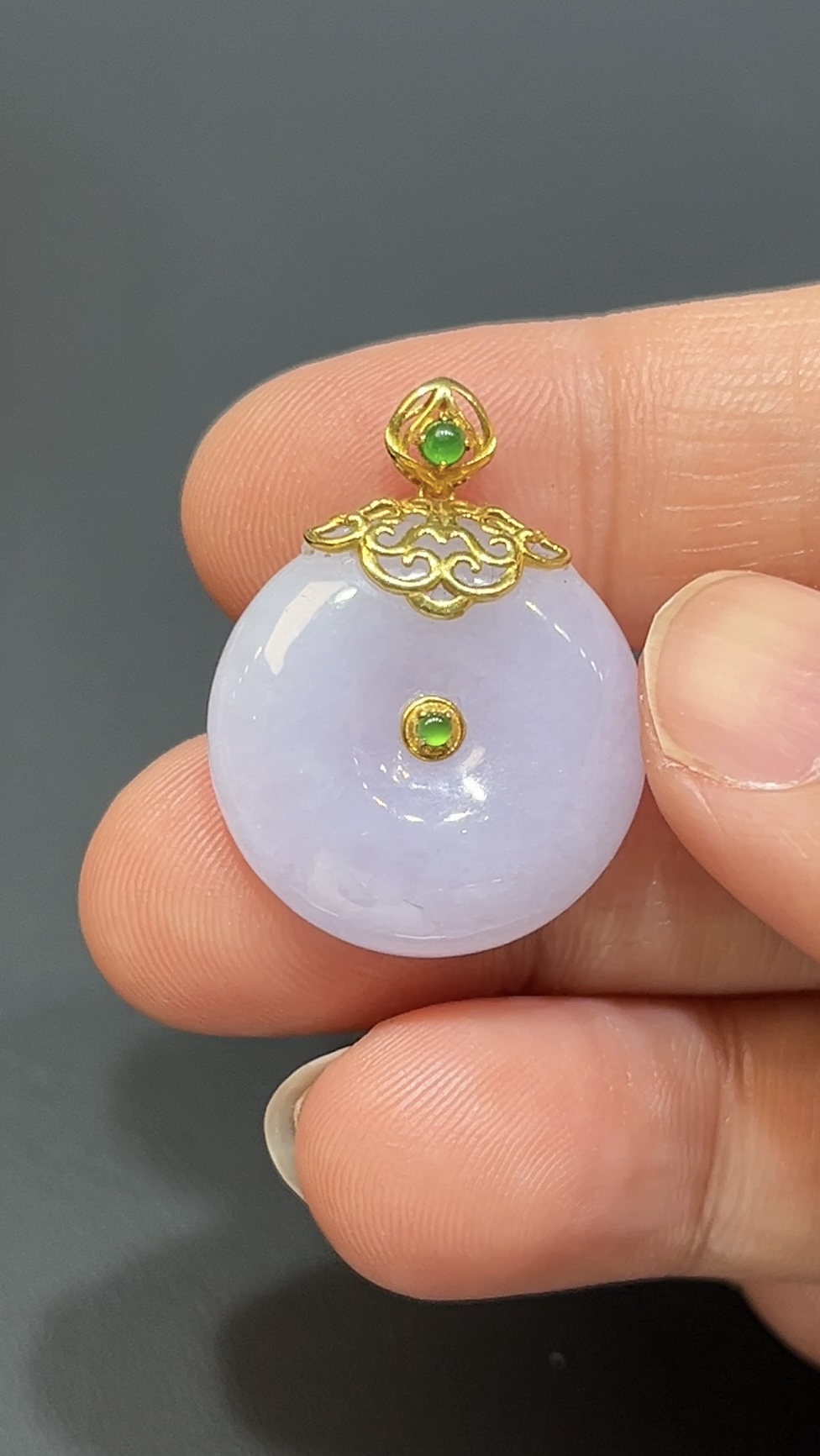 紫羅蘭翡翠算盤形平安扣吊墜|18K黃金蕾絲花邊鑲嵌|高雅玉器設計|商品編號#481 3 紫羅蘭翡翠算盤形平安扣吊墜|18K黃金蕾絲花邊鑲嵌|高雅玉器設計|商品編號#481 - Image 3