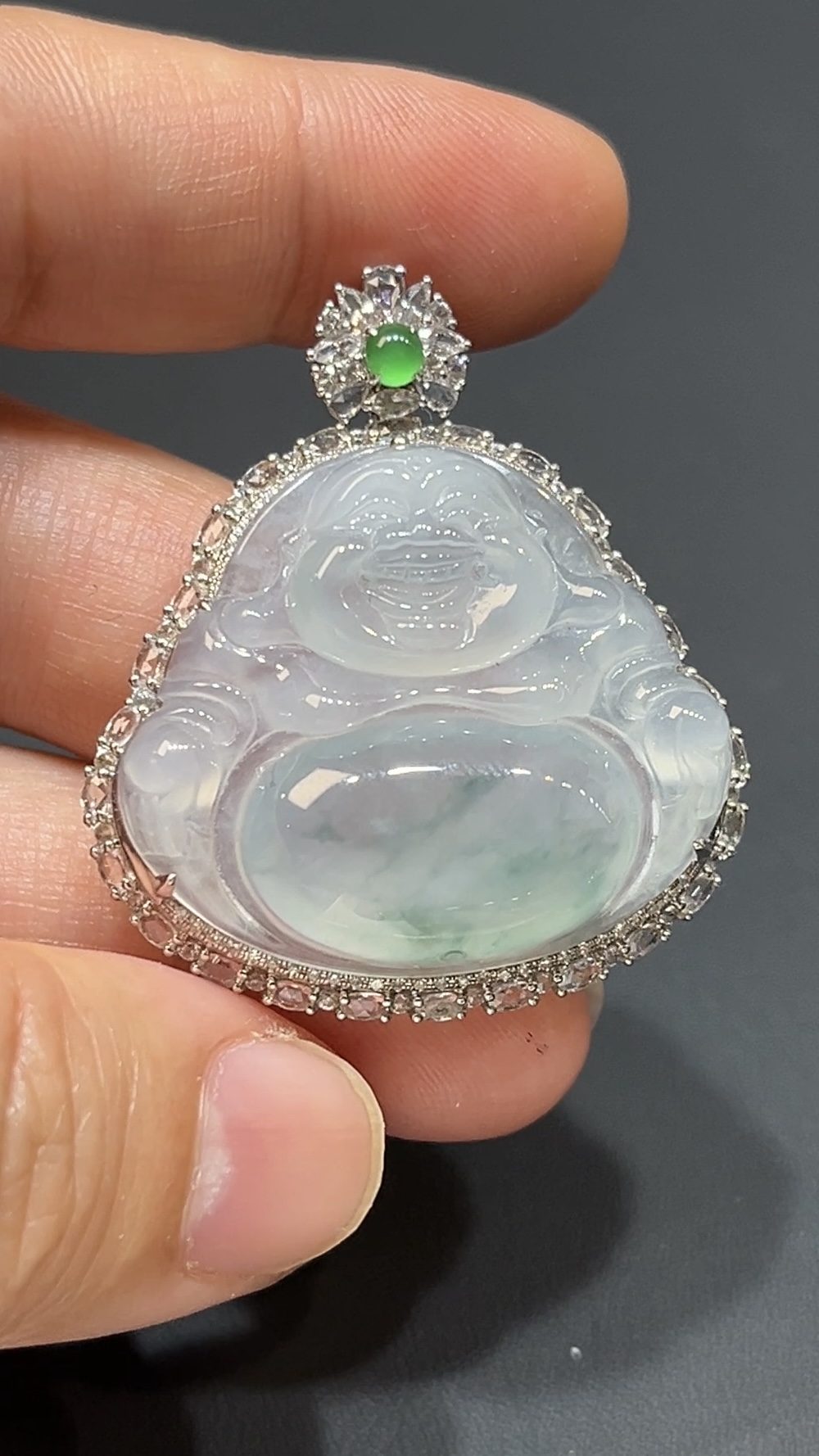 翡翠彌勒佛公吊墜|飄淺綠花翡翠 18K白金鑲鑽設計 商品編號#482 1 翡翠彌勒佛公吊墜|飄淺綠花翡翠 18K白金鑲鑽設計 商品編號#482