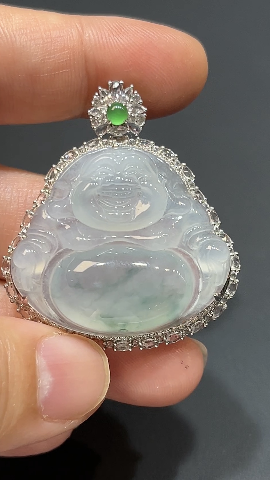翡翠彌勒佛公吊墜|飄淺綠花翡翠 18K白金鑲鑽設計 商品編號#482 2 翡翠彌勒佛公吊墜|飄淺綠花翡翠 18K白金鑲鑽設計 商品編號#482 - Image 2