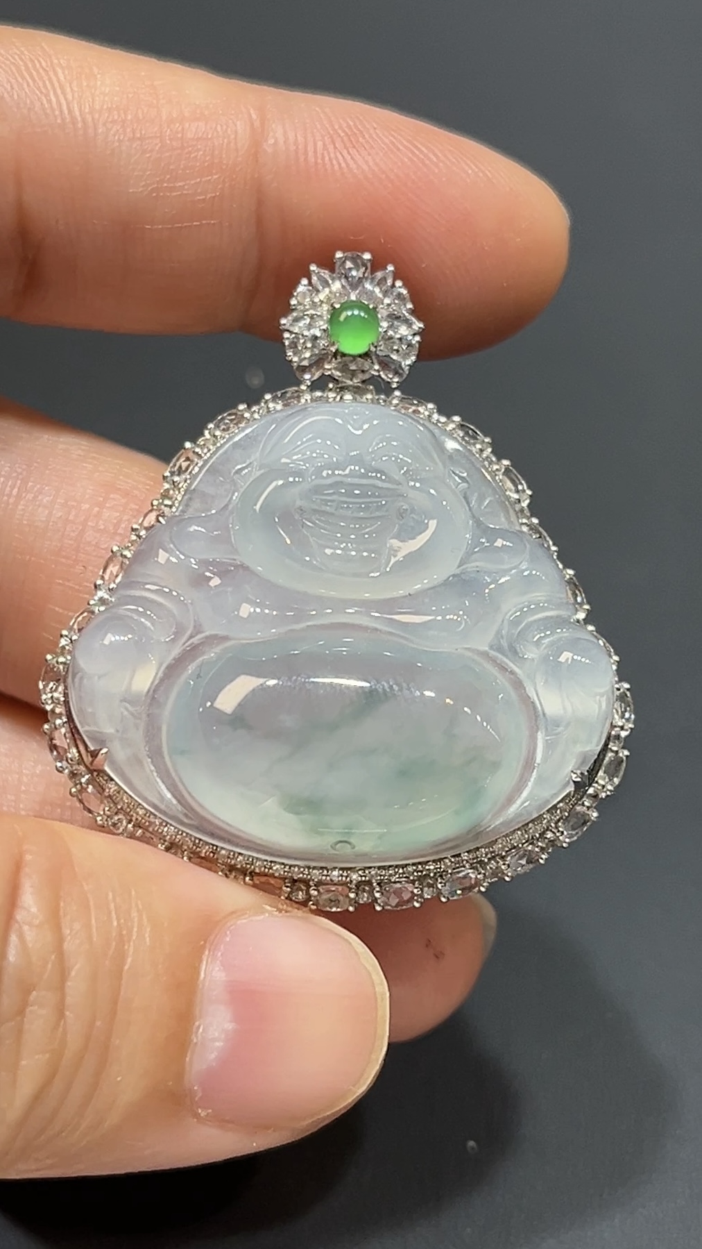 翡翠彌勒佛公吊墜|飄淺綠花翡翠 18K白金鑲鑽設計 商品編號#482 3 翡翠彌勒佛公吊墜|飄淺綠花翡翠 18K白金鑲鑽設計 商品編號#482 - Image 3