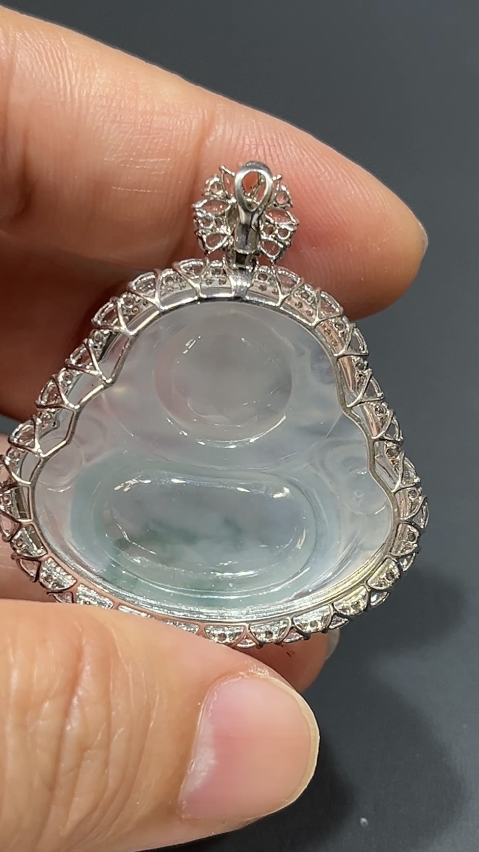 翡翠彌勒佛公吊墜|飄淺綠花翡翠 18K白金鑲鑽設計 商品編號#482 4 翡翠彌勒佛公吊墜|飄淺綠花翡翠 18K白金鑲鑽設計 商品編號#482 - Image 4