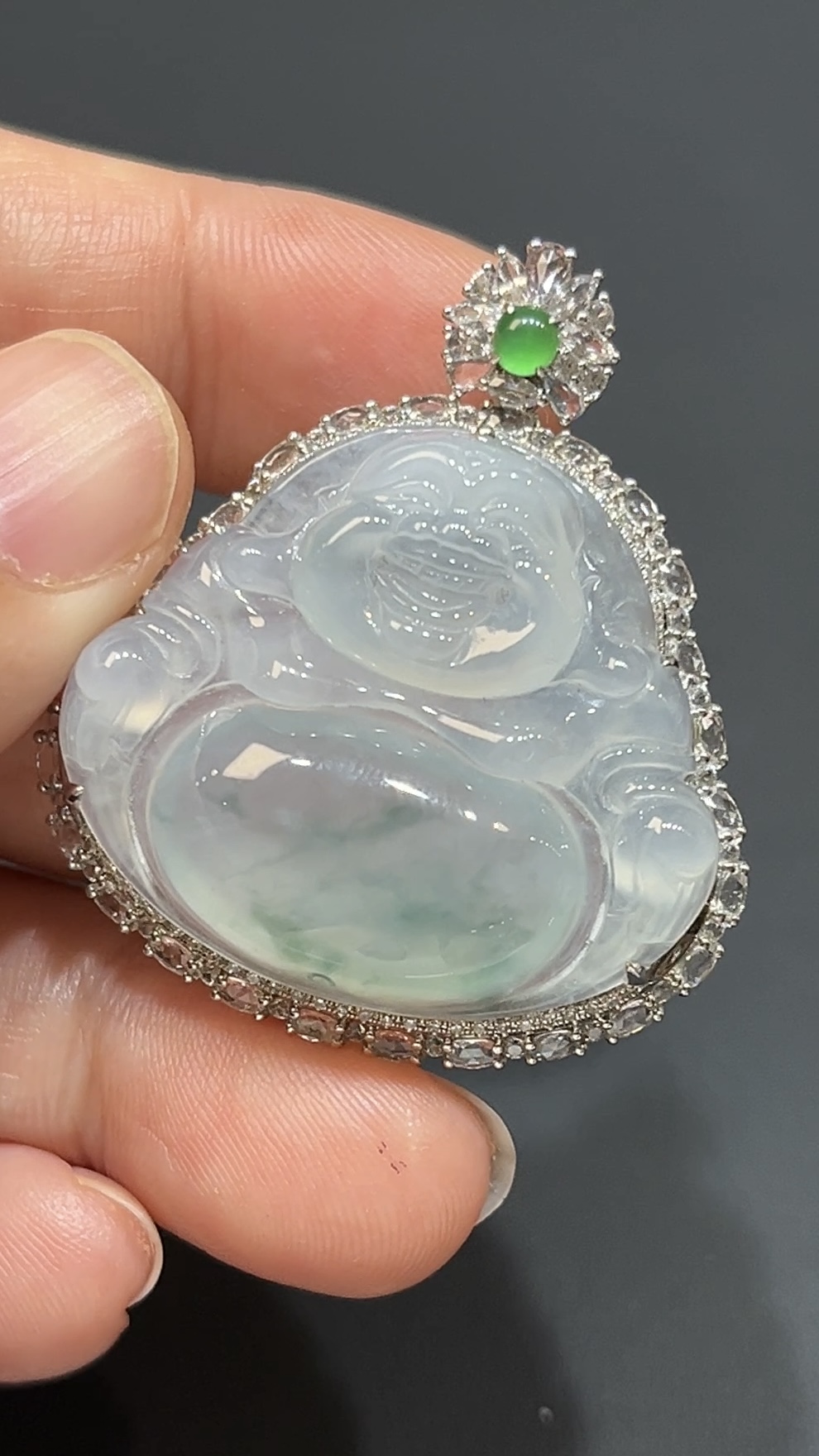 翡翠彌勒佛公吊墜|飄淺綠花翡翠 18K白金鑲鑽設計 商品編號#482 5 翡翠彌勒佛公吊墜|飄淺綠花翡翠 18K白金鑲鑽設計 商品編號#482 - Image 5