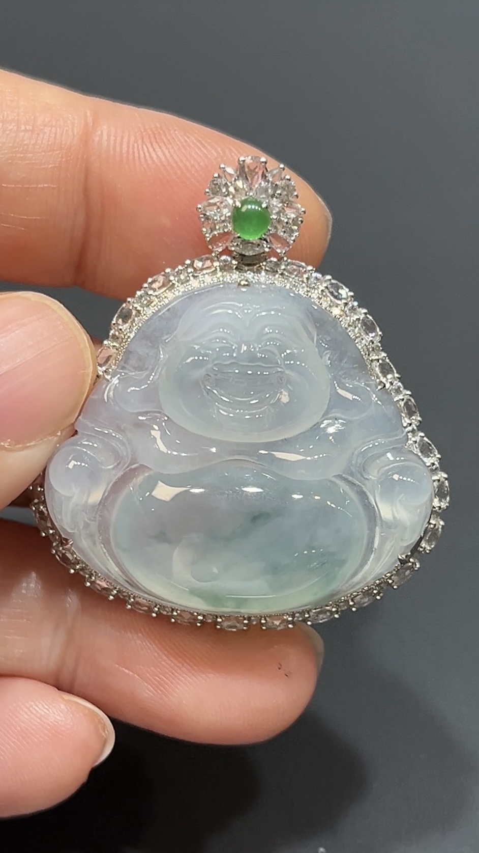 翡翠彌勒佛公吊墜|飄淺綠花翡翠 18K白金鑲鑽設計 商品編號#482 6 翡翠彌勒佛公吊墜|飄淺綠花翡翠 18K白金鑲鑽設計 商品編號#482 - Image 6