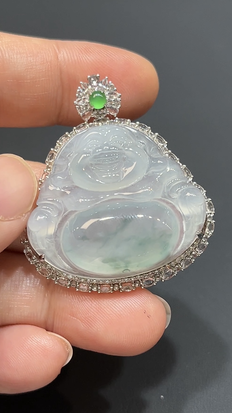 翡翠彌勒佛公吊墜|飄淺綠花翡翠 18K白金鑲鑽設計 商品編號#482 7 翡翠彌勒佛公吊墜|飄淺綠花翡翠 18K白金鑲鑽設計 商品編號#482 - Image 7