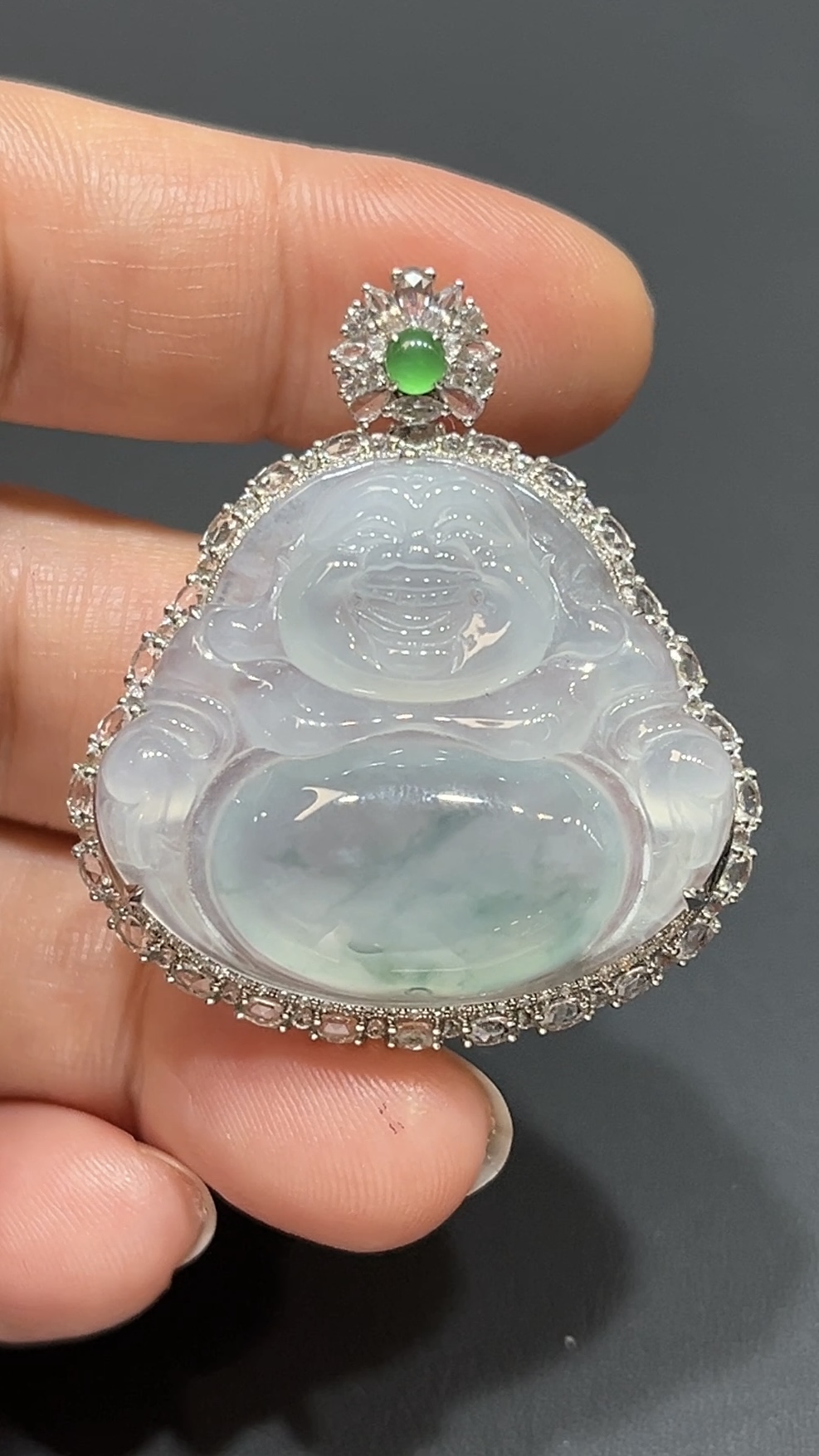 翡翠彌勒佛公吊墜|飄淺綠花翡翠 18K白金鑲鑽設計 商品編號#482 8 翡翠彌勒佛公吊墜|飄淺綠花翡翠 18K白金鑲鑽設計 商品編號#482 - Image 8