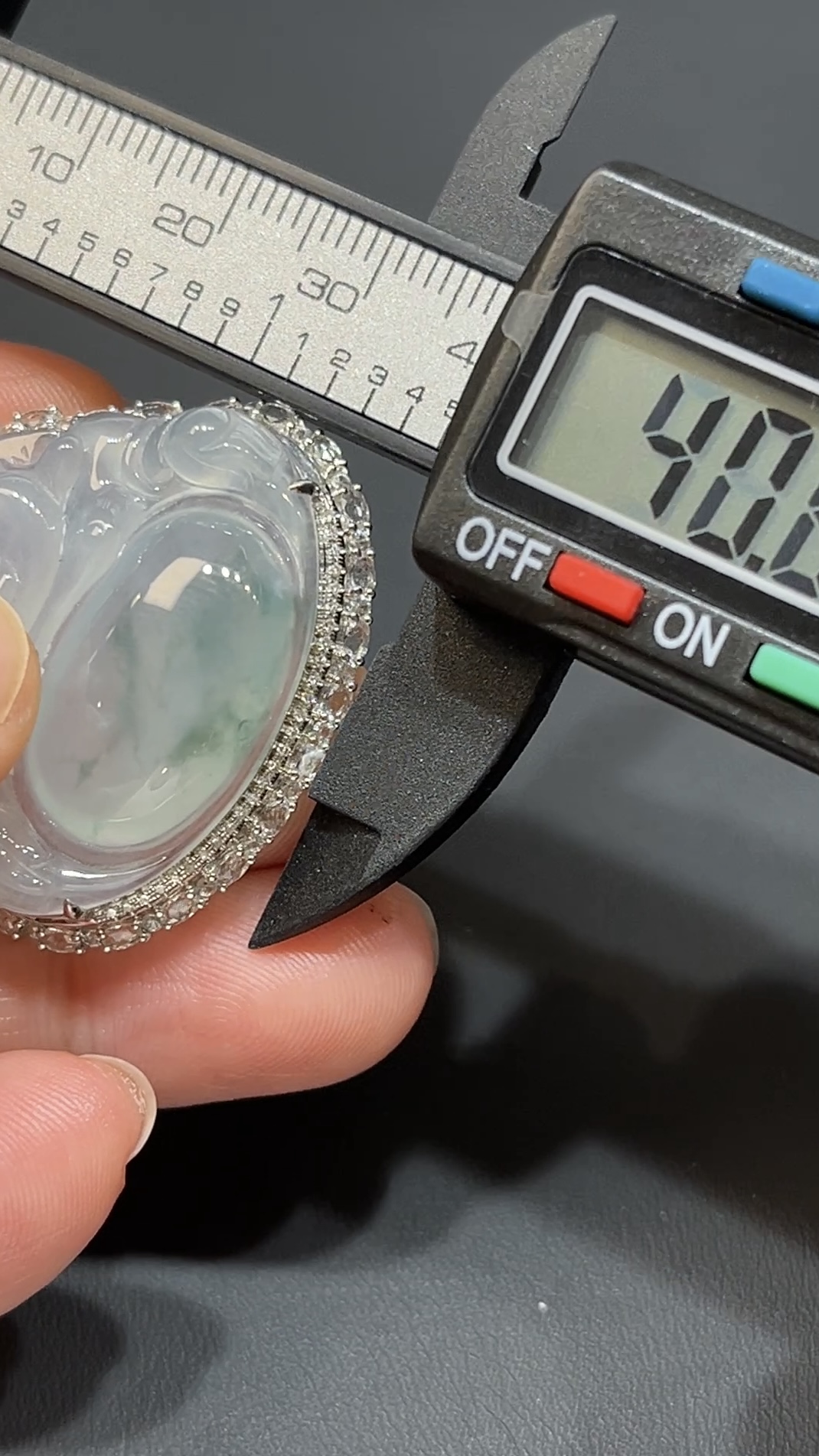 翡翠彌勒佛公吊墜|飄淺綠花翡翠 18K白金鑲鑽設計 商品編號#482 9 翡翠彌勒佛公吊墜|飄淺綠花翡翠 18K白金鑲鑽設計 商品編號#482 - Image 9