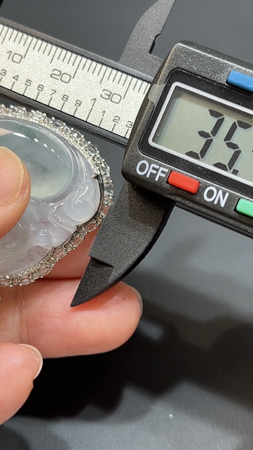 翡翠彌勒佛公吊墜|飄淺綠花翡翠 18K白金鑲鑽設計 商品編號#482 10 翡翠彌勒佛公吊墜|飄淺綠花翡翠 18K白金鑲鑽設計 商品編號#482 - Image 10