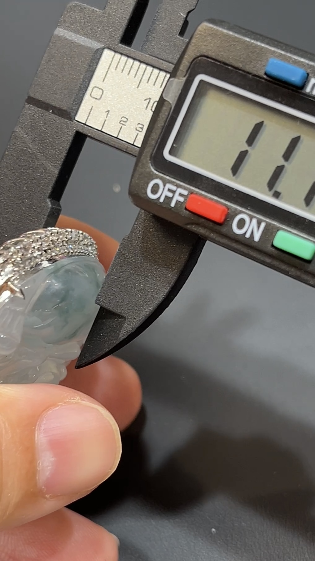 翡翠彌勒佛公吊墜|飄淺綠花翡翠 18K白金鑲鑽設計 商品編號#482 11 翡翠彌勒佛公吊墜|飄淺綠花翡翠 18K白金鑲鑽設計 商品編號#482 - Image 11