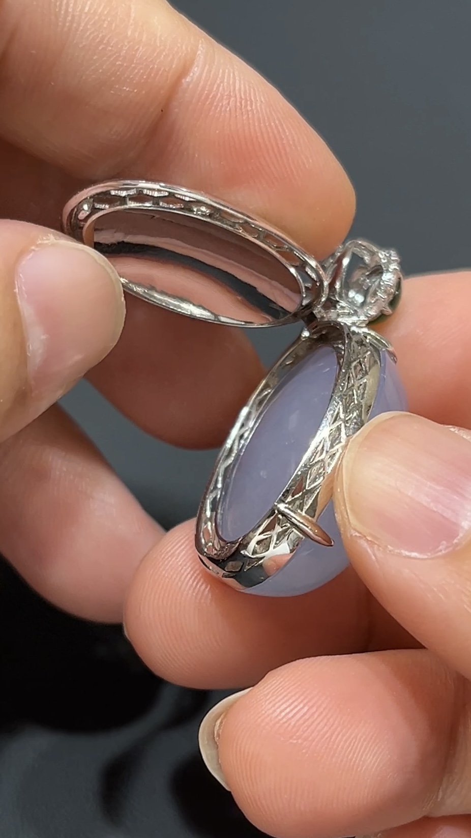 翡翠紫羅蘭蛋面吊墜|18K白金托鑲設計|低調奢華玉器首飾|商品編號#483 9 翡翠紫羅蘭蛋面吊墜|18K白金托鑲設計|低調奢華玉器首飾|商品編號#483 - Image 9