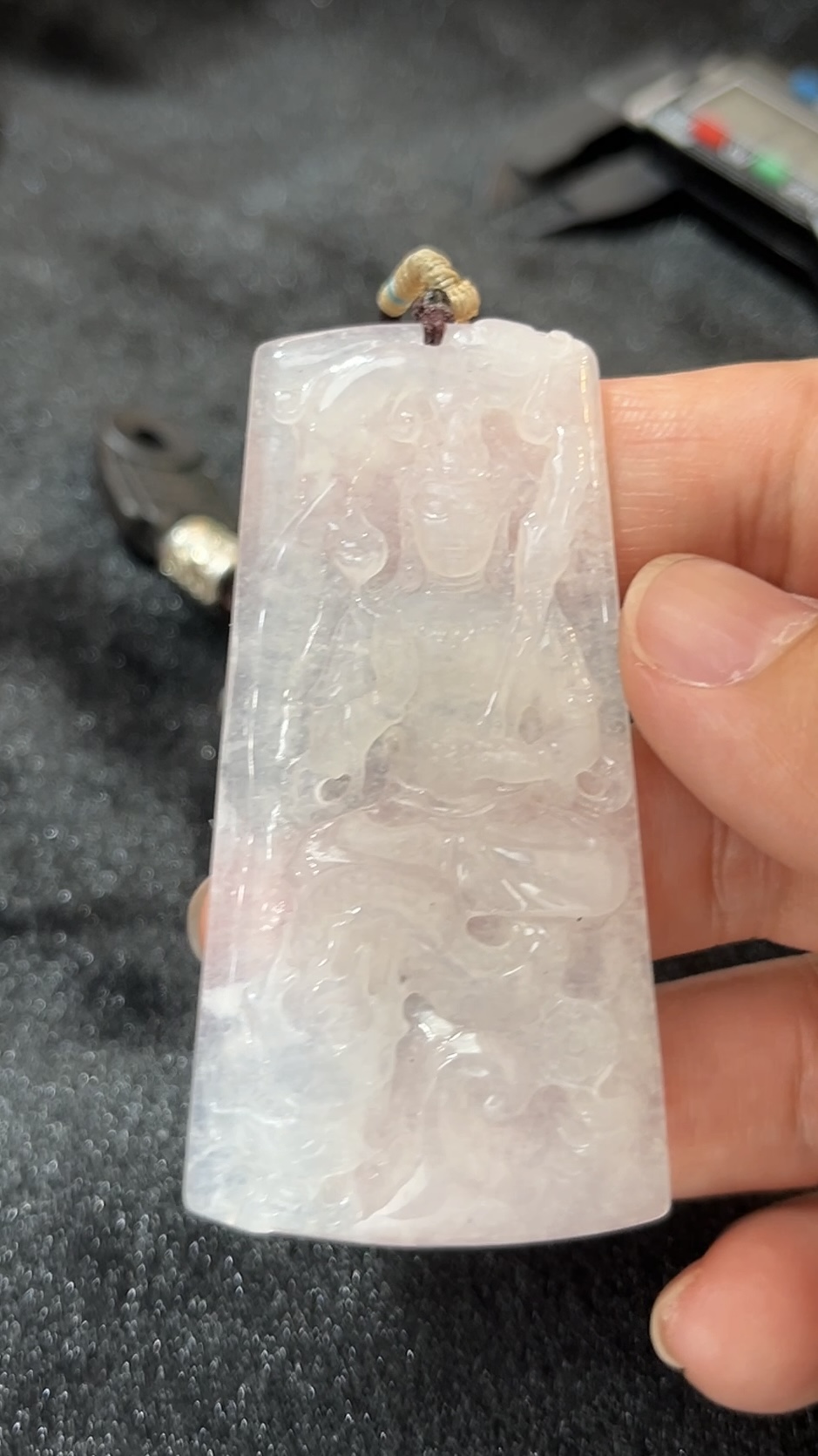 翡翠文殊菩薩吊墜|智慧劍與蓮花雕刻|天然 A 貨玉器推薦編號 #464 1 翡翠文殊菩薩吊墜|智慧劍與蓮花雕刻|天然 A 貨玉器推薦編號 #464