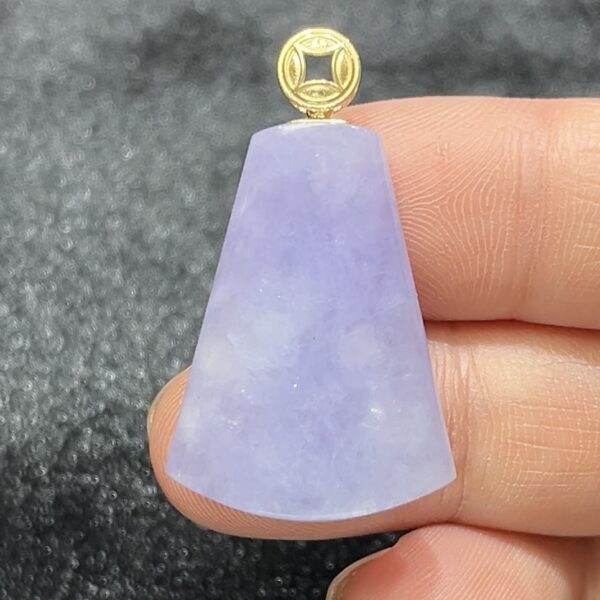 紫羅蘭粉紫翡翠無事牌吊墜｜18K金錢扣設計｜商品編號#285｜平安福氣 × 簡約高雅