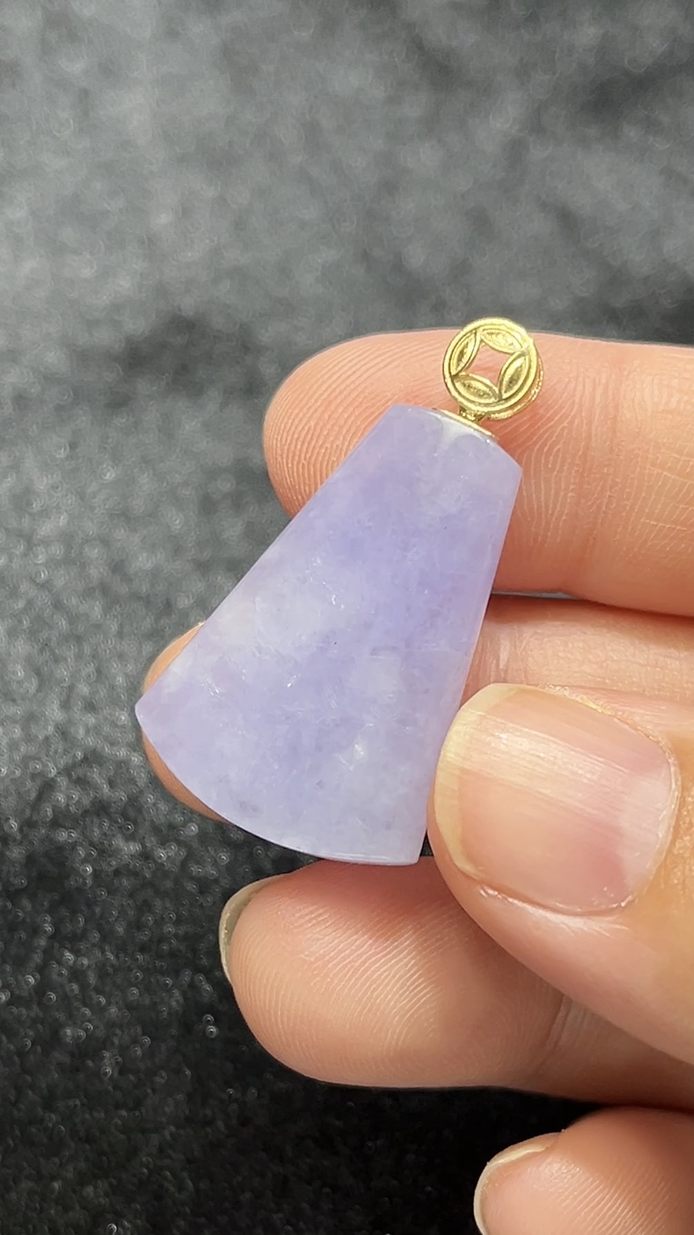 紫羅蘭粉紫翡翠無事牌吊墜|18K金錢扣設計|商品編號#285|平安福氣 × 簡約高雅 5 紫羅蘭粉紫翡翠無事牌吊墜|18K金錢扣設計|商品編號#285|平安福氣 × 簡約高雅 - Image 5