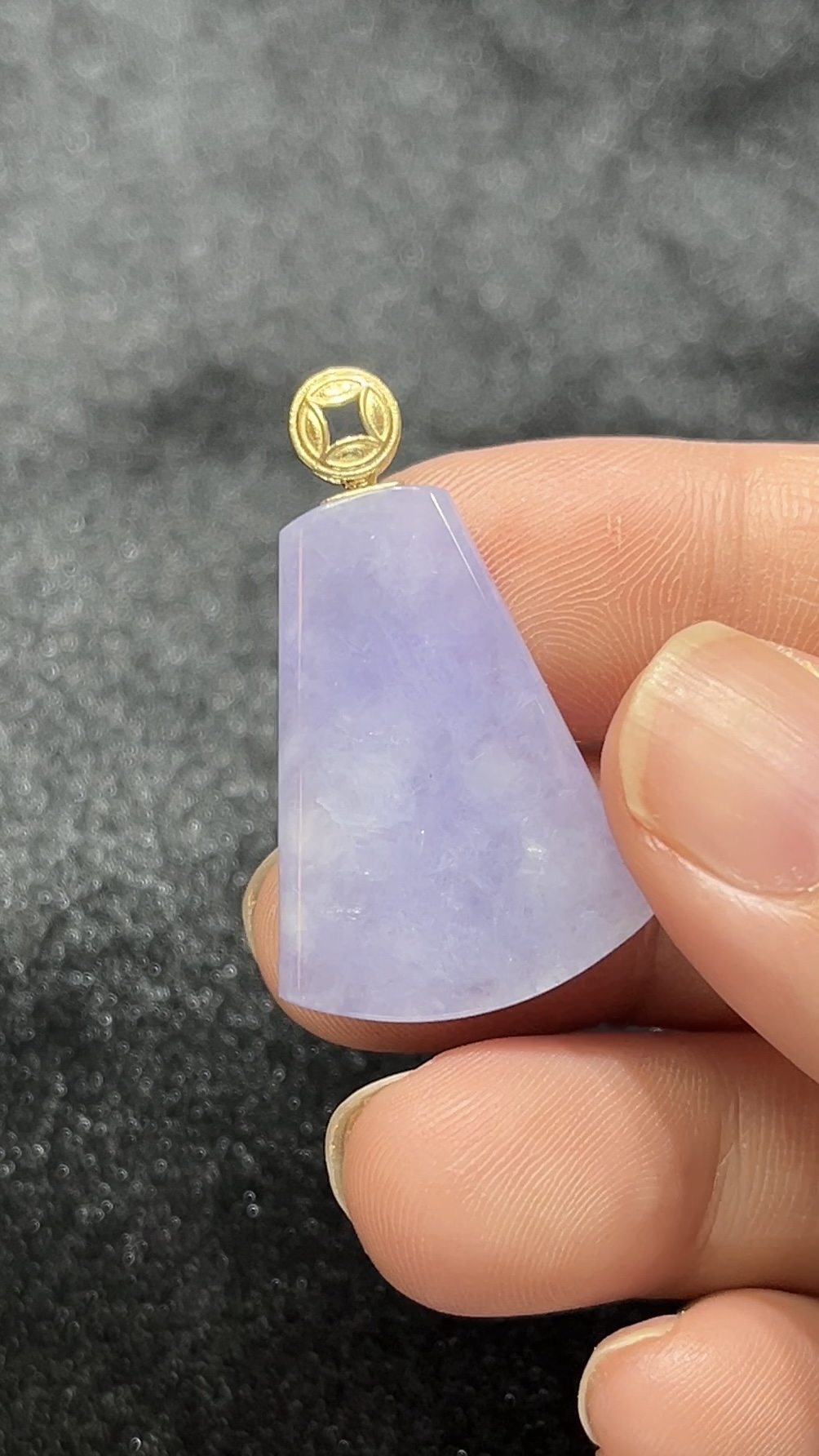 紫羅蘭粉紫翡翠無事牌吊墜|18K金錢扣設計|商品編號#285|平安福氣 × 簡約高雅 4 紫羅蘭粉紫翡翠無事牌吊墜|18K金錢扣設計|商品編號#285|平安福氣 × 簡約高雅 - Image 4