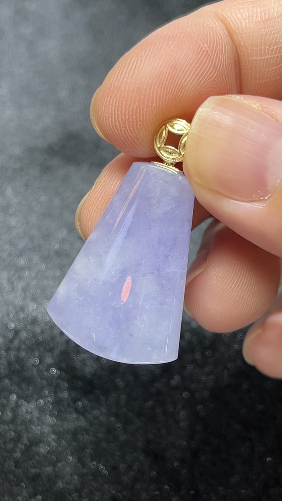 紫羅蘭粉紫翡翠無事牌吊墜|18K金錢扣設計|商品編號#285|平安福氣 × 簡約高雅 9 紫羅蘭粉紫翡翠無事牌吊墜|18K金錢扣設計|商品編號#285|平安福氣 × 簡約高雅 - Image 9