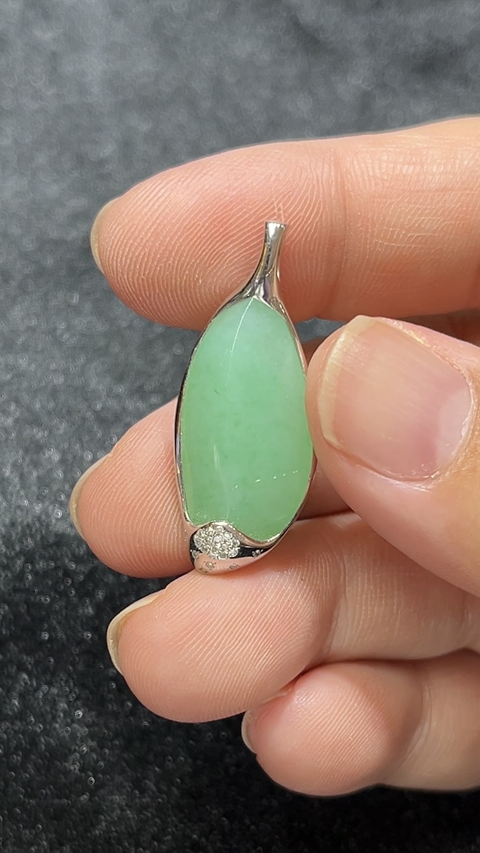 淺綠翡翠隨形吊墜|18K金包鑲|簡約細緻設計|天然A貨玉器|商品編號#288 2 淺綠翡翠隨形吊墜|18K金包鑲|簡約細緻設計|天然A貨玉器|商品編號#288 - Image 2