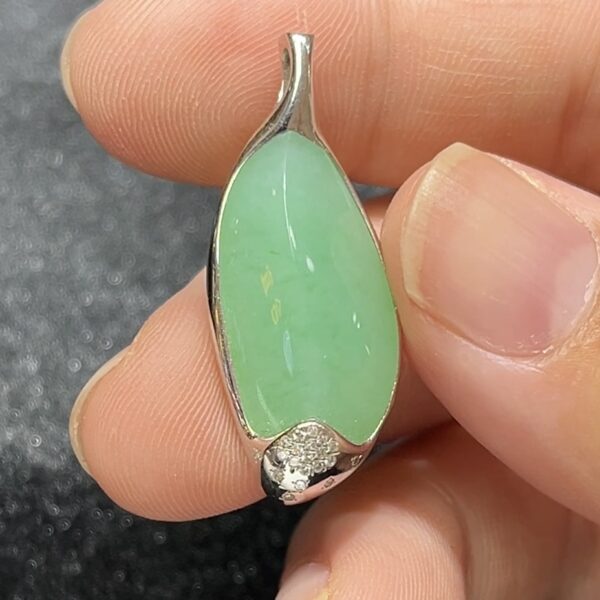 淺綠翡翠隨形吊墜｜18K金包鑲｜簡約細緻設計｜天然A貨玉器｜商品編號#288