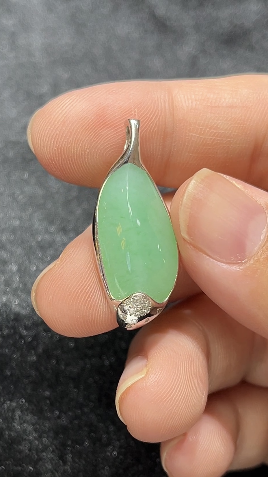 淺綠翡翠隨形吊墜|18K金包鑲|簡約細緻設計|天然A貨玉器|商品編號#288 1 淺綠翡翠隨形吊墜|18K金包鑲|簡約細緻設計|天然A貨玉器|商品編號#288