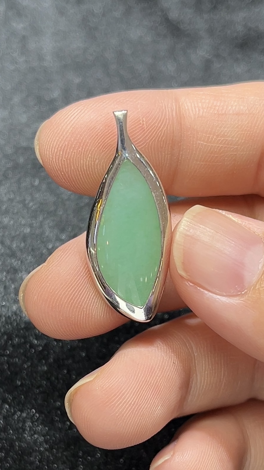 淺綠翡翠隨形吊墜|18K金包鑲|簡約細緻設計|天然A貨玉器|商品編號#288 5 淺綠翡翠隨形吊墜|18K金包鑲|簡約細緻設計|天然A貨玉器|商品編號#288 - Image 5