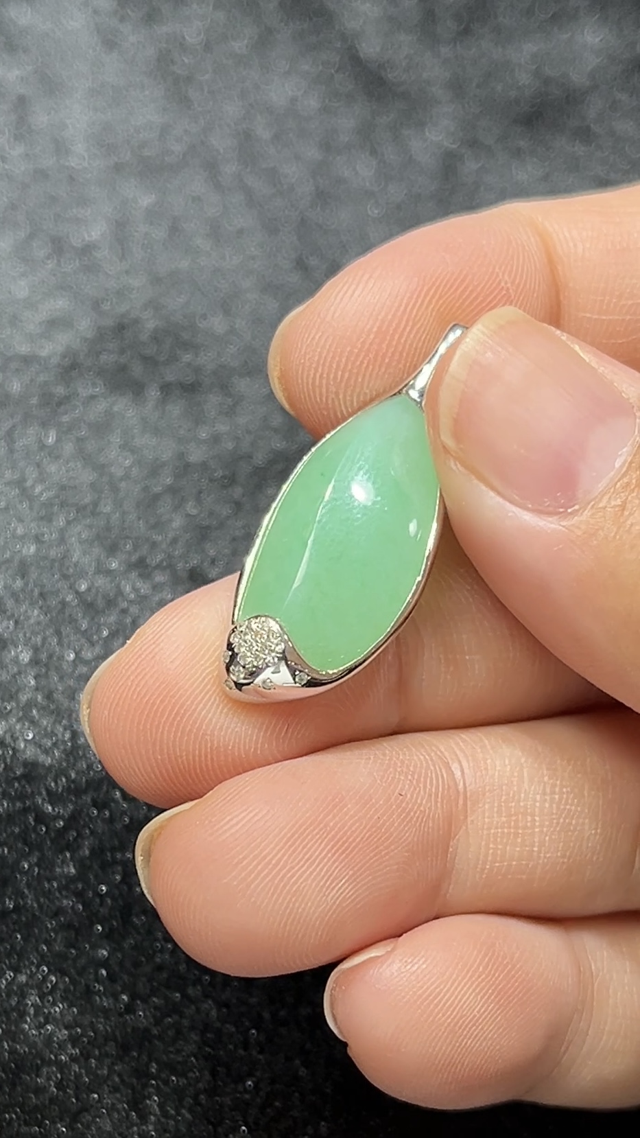 淺綠翡翠隨形吊墜|18K金包鑲|簡約細緻設計|天然A貨玉器|商品編號#288 4 淺綠翡翠隨形吊墜|18K金包鑲|簡約細緻設計|天然A貨玉器|商品編號#288 - Image 4