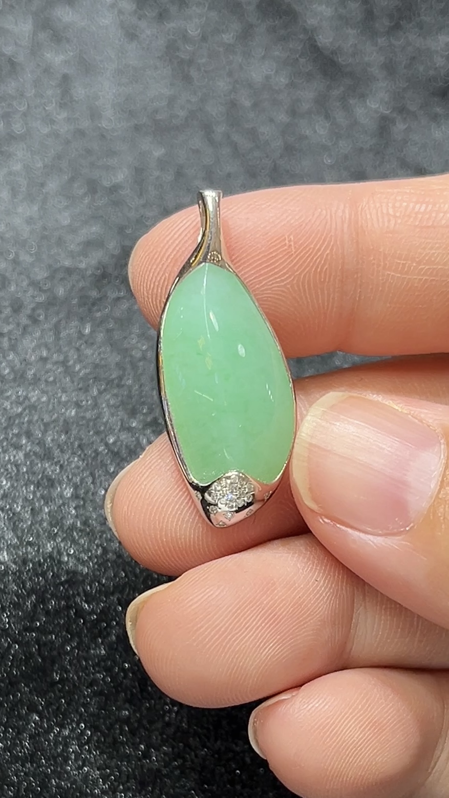 淺綠翡翠隨形吊墜|18K金包鑲|簡約細緻設計|天然A貨玉器|商品編號#288 3 淺綠翡翠隨形吊墜|18K金包鑲|簡約細緻設計|天然A貨玉器|商品編號#288 - Image 3