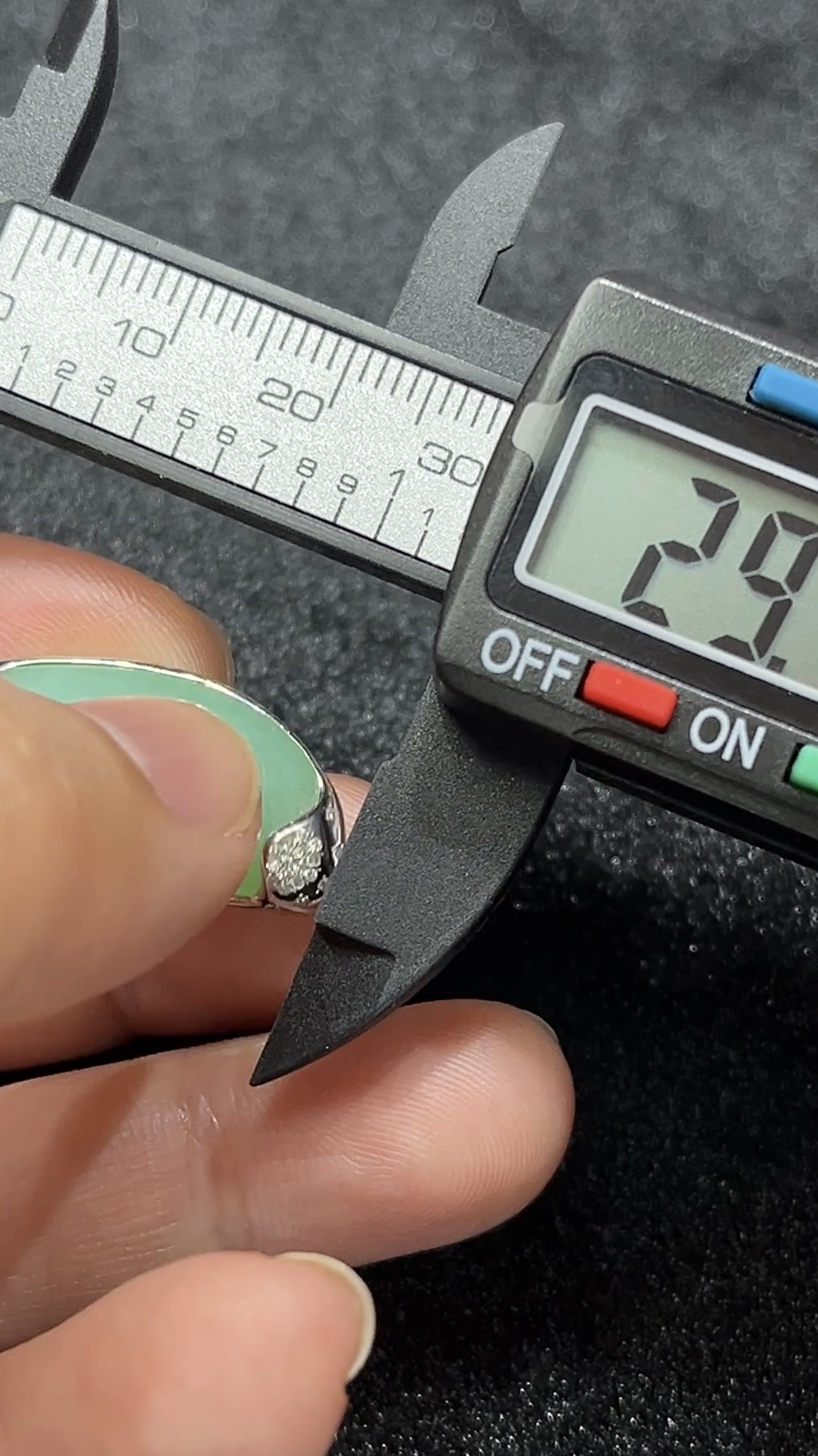 淺綠翡翠隨形吊墜|18K金包鑲|簡約細緻設計|天然A貨玉器|商品編號#288 8 淺綠翡翠隨形吊墜|18K金包鑲|簡約細緻設計|天然A貨玉器|商品編號#288 - Image 8