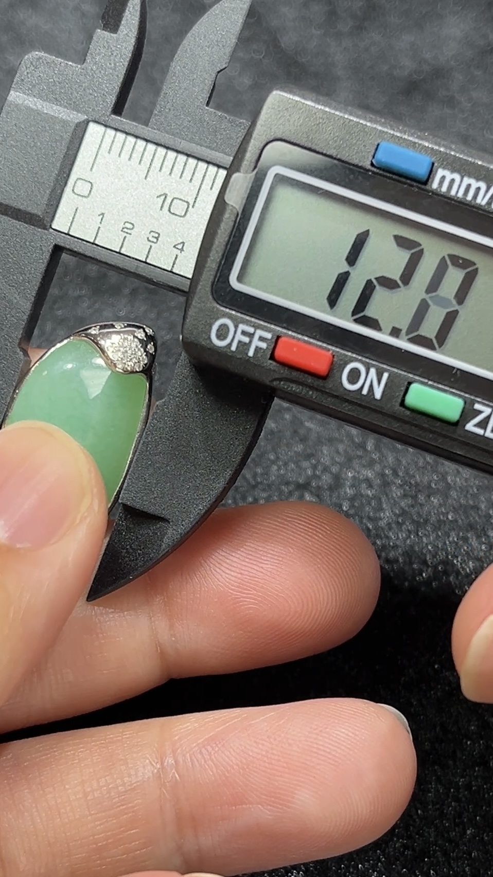 淺綠翡翠隨形吊墜|18K金包鑲|簡約細緻設計|天然A貨玉器|商品編號#288 7 淺綠翡翠隨形吊墜|18K金包鑲|簡約細緻設計|天然A貨玉器|商品編號#288 - Image 7