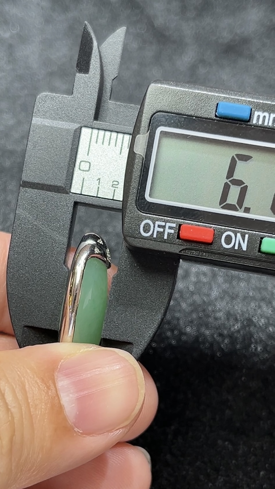 淺綠翡翠隨形吊墜|18K金包鑲|簡約細緻設計|天然A貨玉器|商品編號#288 6 淺綠翡翠隨形吊墜|18K金包鑲|簡約細緻設計|天然A貨玉器|商品編號#288 - Image 6