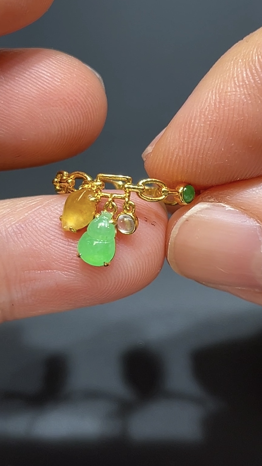 18K黃金翡翠戒指|黃翡隨形 × 綠葫蘆 × 透明蛋面吊墜|可擺動設計|靈動典雅玉器首飾 編號#489 1 18K黃金翡翠戒指|黃翡隨形 × 綠葫蘆 × 透明蛋面吊墜|可擺動設計|靈動典雅玉器首飾 編號#489