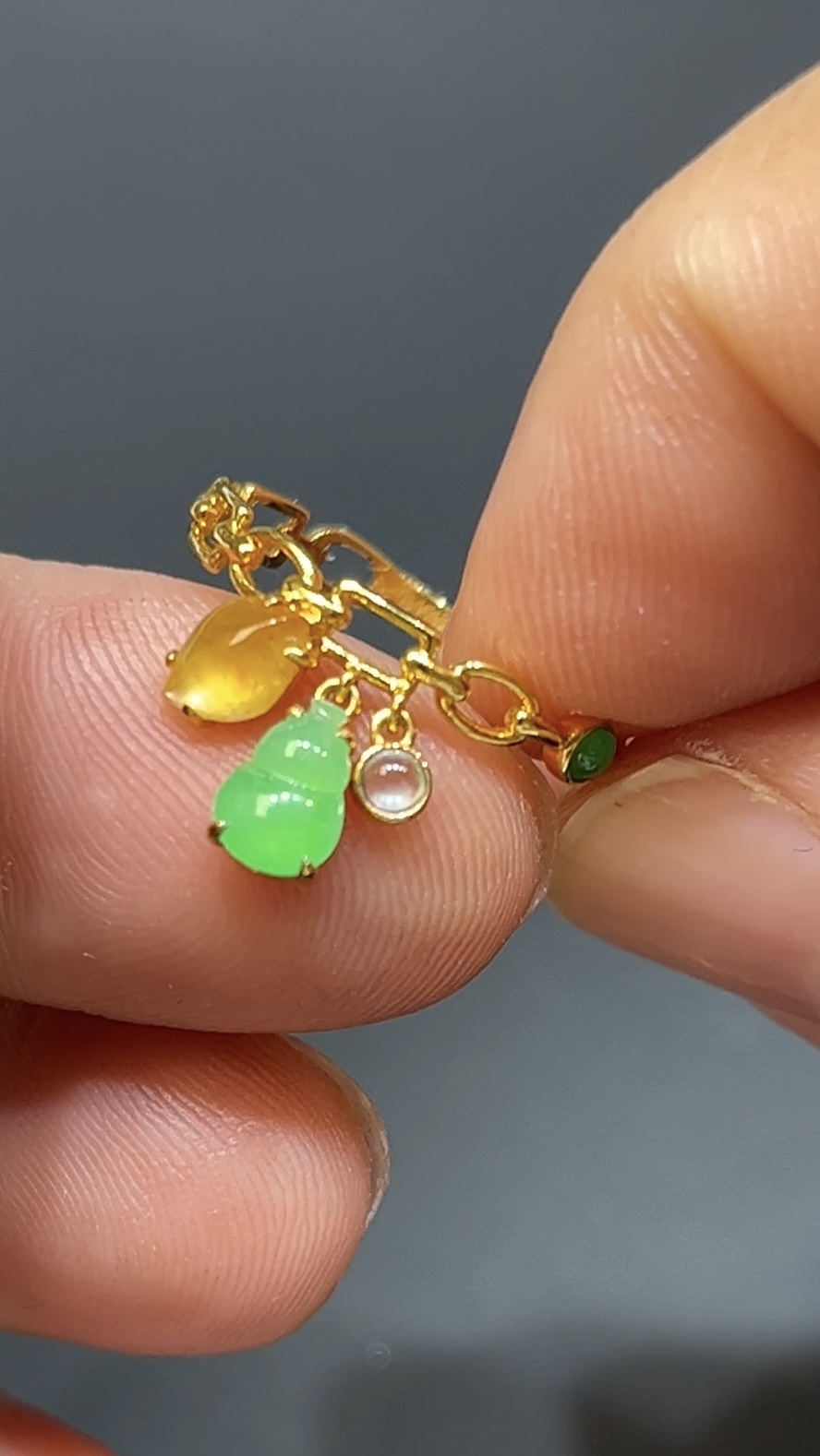 18K黃金翡翠戒指|黃翡隨形 × 綠葫蘆 × 透明蛋面吊墜|可擺動設計|靈動典雅玉器首飾 編號#489 2 18K黃金翡翠戒指|黃翡隨形 × 綠葫蘆 × 透明蛋面吊墜|可擺動設計|靈動典雅玉器首飾 編號#489 - Image 2