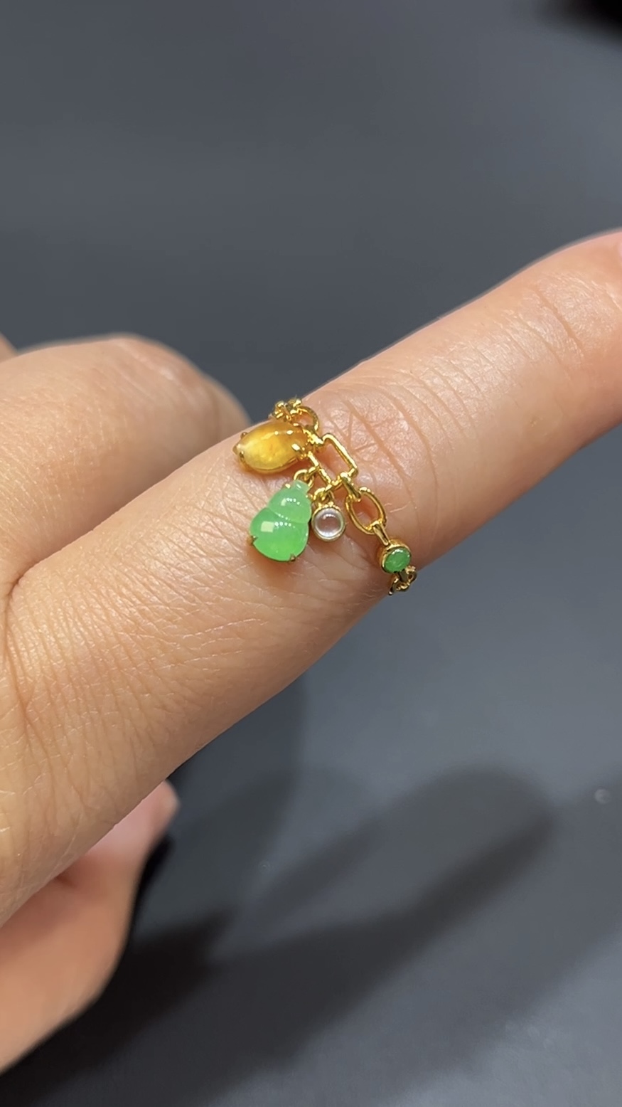 18K黃金翡翠戒指|黃翡隨形 × 綠葫蘆 × 透明蛋面吊墜|可擺動設計|靈動典雅玉器首飾 編號#489 3 18K黃金翡翠戒指|黃翡隨形 × 綠葫蘆 × 透明蛋面吊墜|可擺動設計|靈動典雅玉器首飾 編號#489 - Image 3