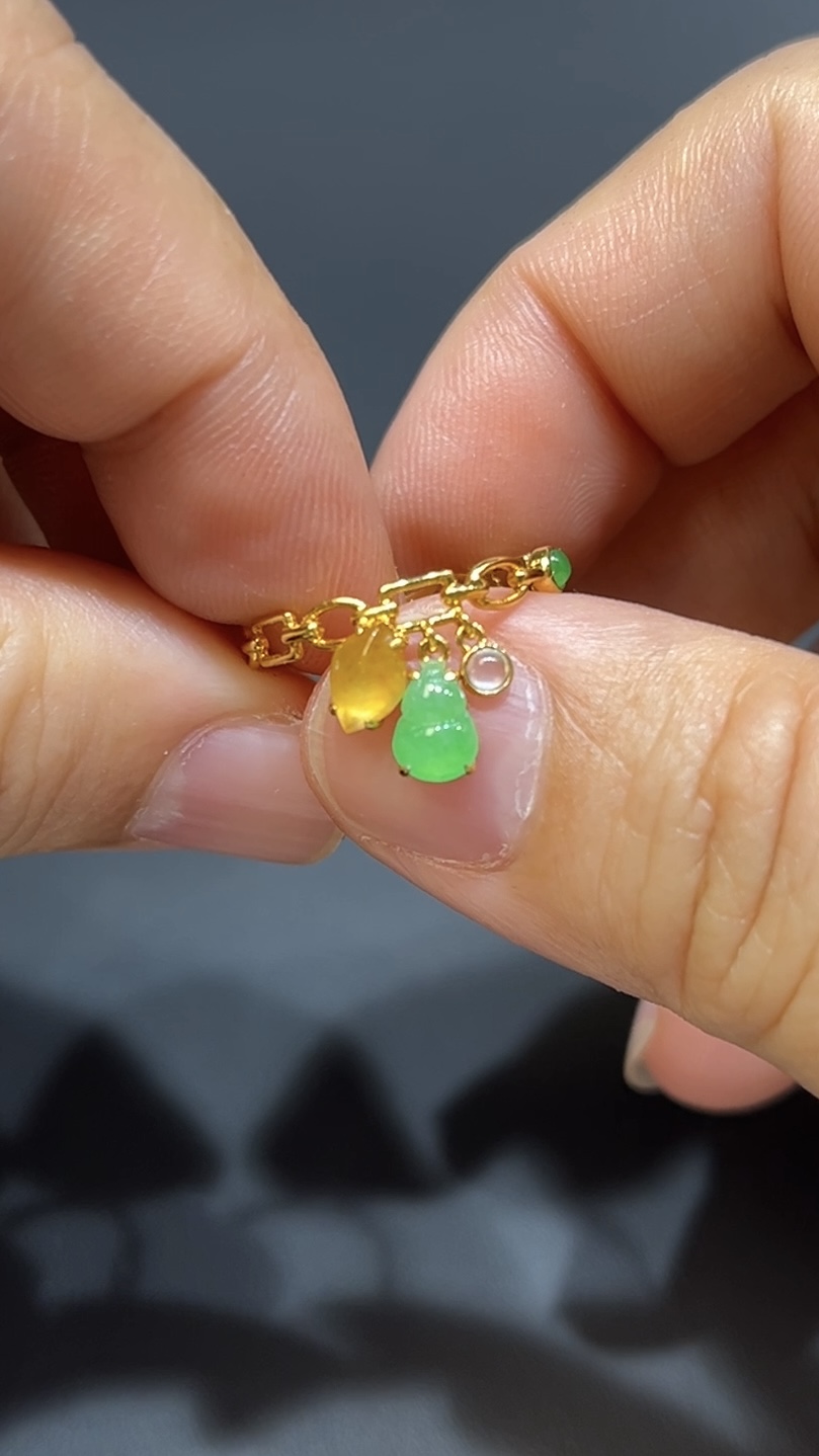 18K黃金翡翠戒指|黃翡隨形 × 綠葫蘆 × 透明蛋面吊墜|可擺動設計|靈動典雅玉器首飾 編號#489 4 18K黃金翡翠戒指|黃翡隨形 × 綠葫蘆 × 透明蛋面吊墜|可擺動設計|靈動典雅玉器首飾 編號#489 - Image 4