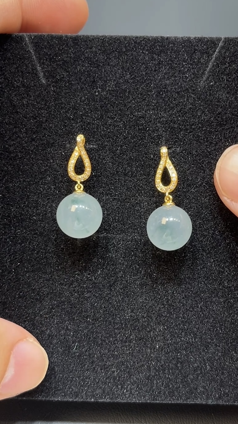 8K黃金珠子耳環|天然飄綠花斑 × 擺動設計|靈氣高雅翡翠耳飾推薦 編號#490 1 8K黃金珠子耳環|天然飄綠花斑 × 擺動設計|靈氣高雅翡翠耳飾推薦 編號#490