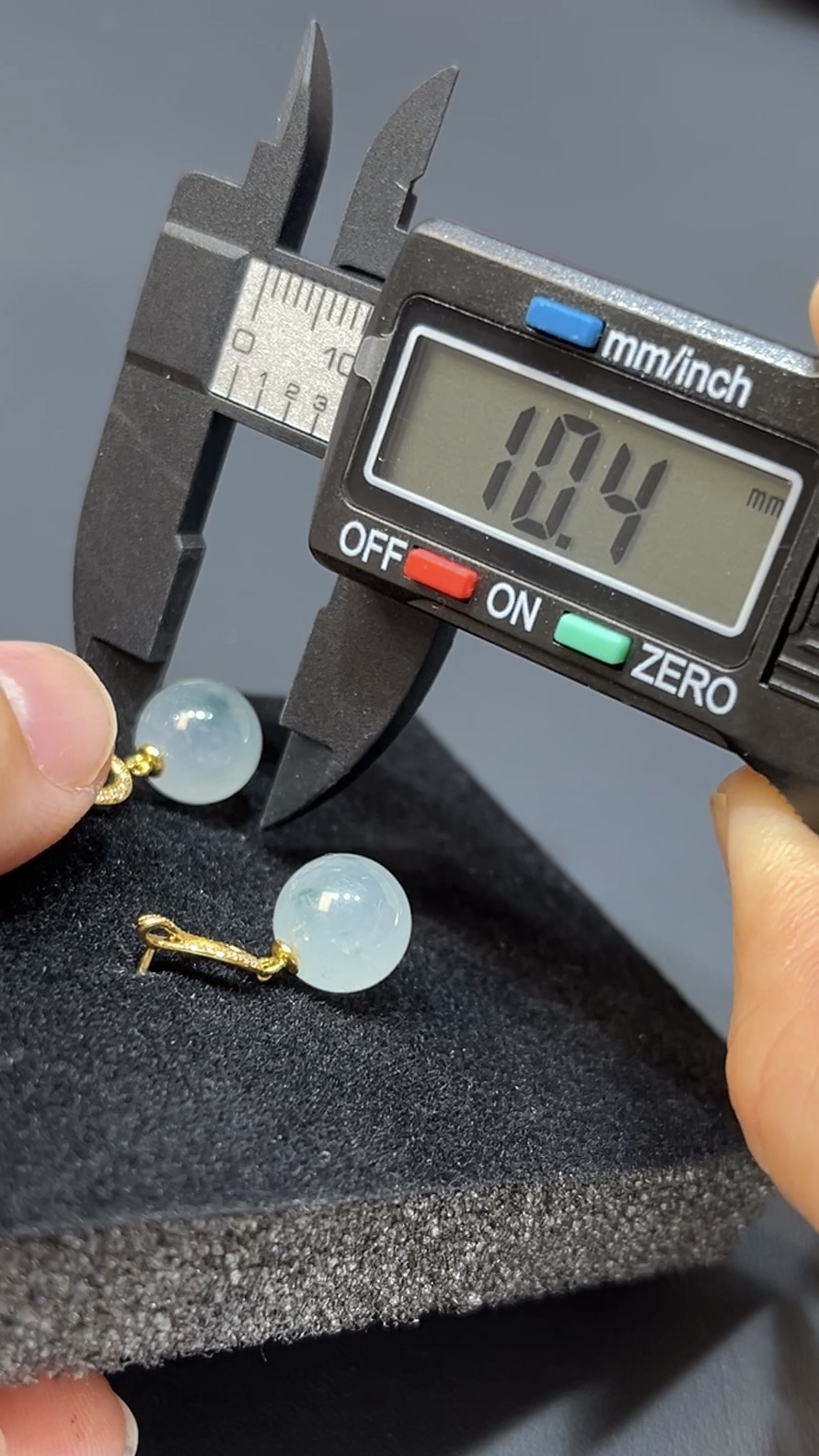 8K黃金珠子耳環|天然飄綠花斑 × 擺動設計|靈氣高雅翡翠耳飾推薦 編號#490 5 8K黃金珠子耳環|天然飄綠花斑 × 擺動設計|靈氣高雅翡翠耳飾推薦 編號#490 - Image 5