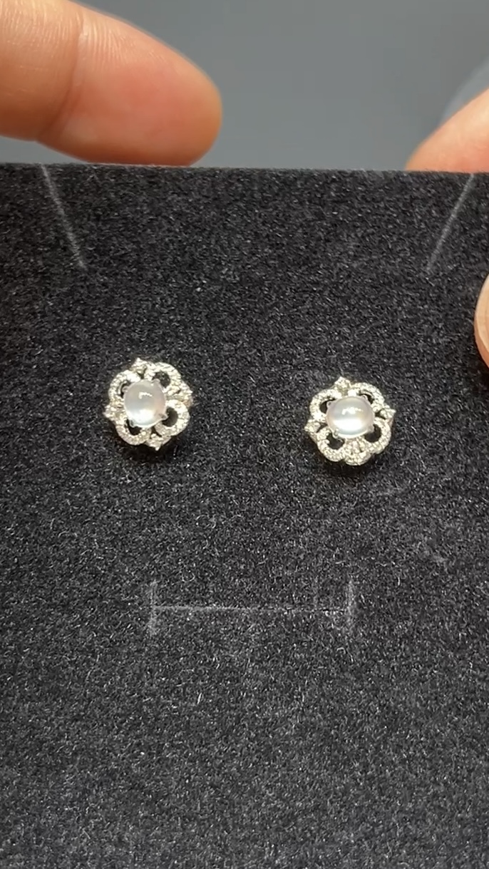 翡翠18K白金冰蛋耳環| 鑽石包鑲|極緻純粹光澤翡翠耳飾推薦 編號#491 1 翡翠18K白金冰蛋耳環| 鑽石包鑲|極緻純粹光澤翡翠耳飾推薦 編號#491