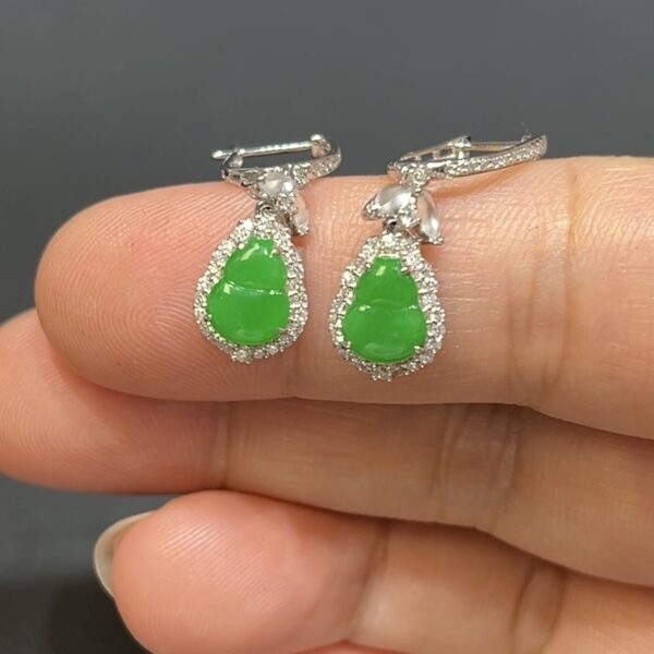 翡翠耳環｜18K白金鑲嵌綠色葫蘆 × 鑽石包邊設計｜玉器高雅飾品推薦 編號#492
