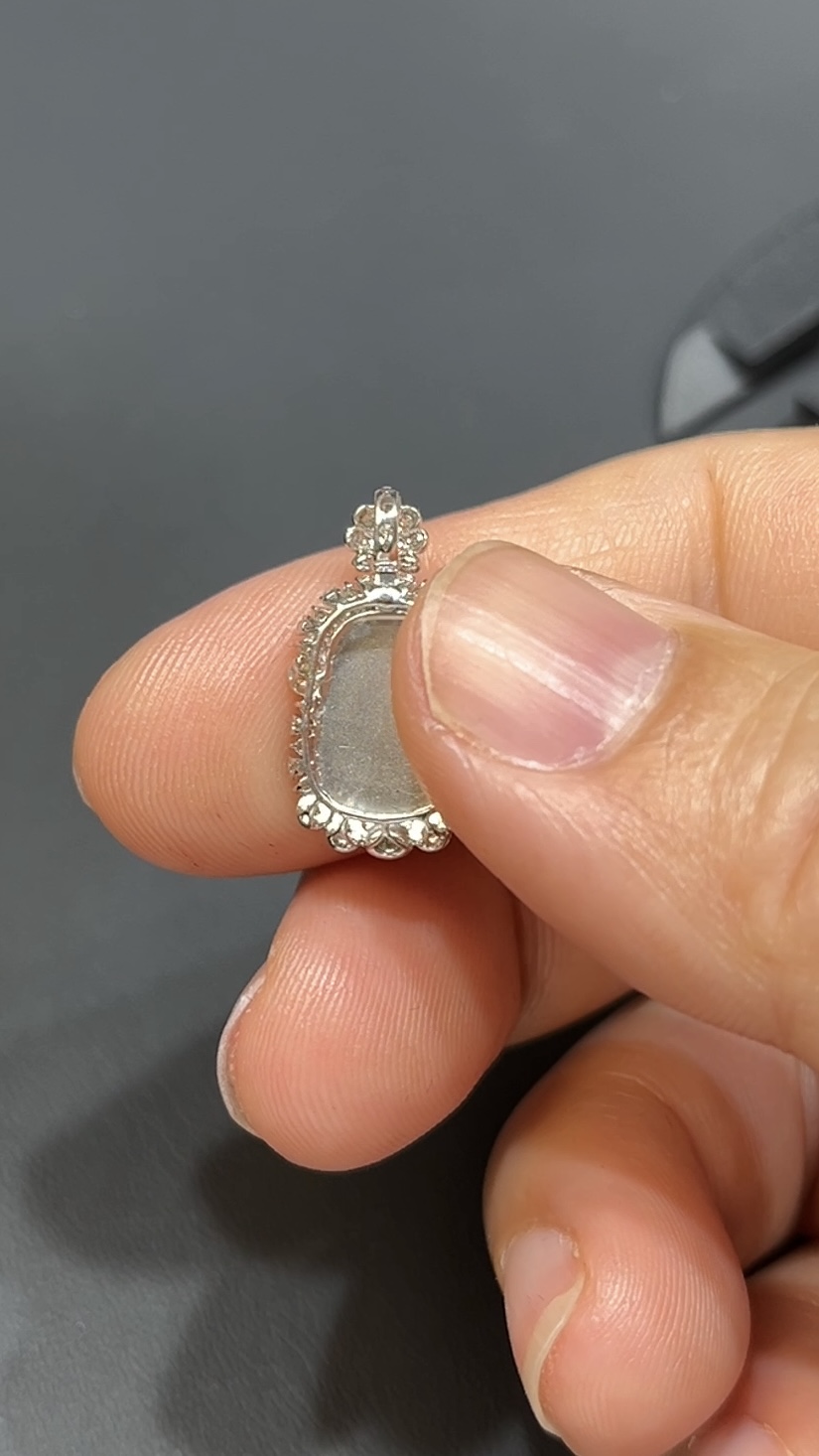 白冰翡翠Q版財神吊墜|天然翡翠玉器|18K白金鑲鑽設計|招財可愛款 編號#493 5 白冰翡翠Q版財神吊墜|天然翡翠玉器|18K白金鑲鑽設計|招財可愛款 編號#493 - Image 5