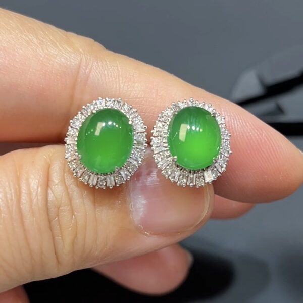 翡翠耳環｜編號#495 明艷綠翡翠蛋面 × 18K白金鑽石包鑲｜高貴典雅玉器首飾推薦 編號#495