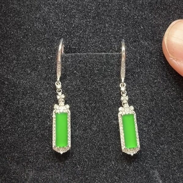 翡翠耳環｜編號#496 明艷綠翡翠無事柱 × 18K白金鑽石包鑲｜高貴典雅玉器首飾推薦 這款翡翠耳環以「無事柱」為設計主軸，寓意平安無事、福運綿長。選用色彩明艷的天然綠色翡翠，柱形線條簡約大方，展現東方美學的沉穩與靈氣。外圈以18K白金鑲嵌璀璨小鑽，層次分明，光彩奪目。整體設計高貴典雅，適合日常佩戴或正式場合，為您增添氣質與福意。 ✨ 商品亮點特色 - 天然翡翠無事柱造型：綠意盎然，寓意平安吉祥，質地細膩通透 - 18K白金鑲嵌鑽石：提升整體光感與層次，展現高級珠寶質感 - 高貴典雅設計：柱形翡翠搭配鑽石包鑲，簡約中見精緻 - 手工精製：每對耳環皆由資深師傅打造，獨一無二 - 百搭風格：適合日常穿搭、宴會造型或節日送禮