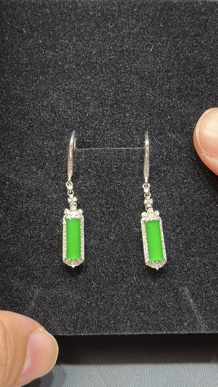 翡翠耳環|明艷綠翡翠無事柱 × 18K白金鑽石包鑲|高貴典雅玉器首飾推薦 編號#496 1 翡翠耳環|編號#496 明艷綠翡翠無事柱 × 18K白金鑽石包鑲|高貴典雅玉器首飾推薦 這款翡翠耳環以「無事柱」為設計主軸,寓意平安無事、福運綿長。選用色彩明艷的天然綠色翡翠,柱形線條簡約大方,展現東方美學的沉穩與靈氣。外圈以18K白金鑲嵌璀璨小鑽,層次分明,光彩奪目。整體設計高貴典雅,適合日常佩戴或正式場合,為您增添氣質與福意。 ✨ 商品亮點特色 - 天然翡翠無事柱造型:綠意盎然,寓意平安吉祥,質地細膩通透 - 18K白金鑲嵌鑽石:提升整體光感與層次,展現高級珠寶質感 - 高貴典雅設計:柱形翡翠搭配鑽石包鑲,簡約中見精緻 - 手工精製:每對耳環皆由資深師傅打造,獨一無二 - 百搭風格:適合日常穿搭、宴會造型或節日送禮