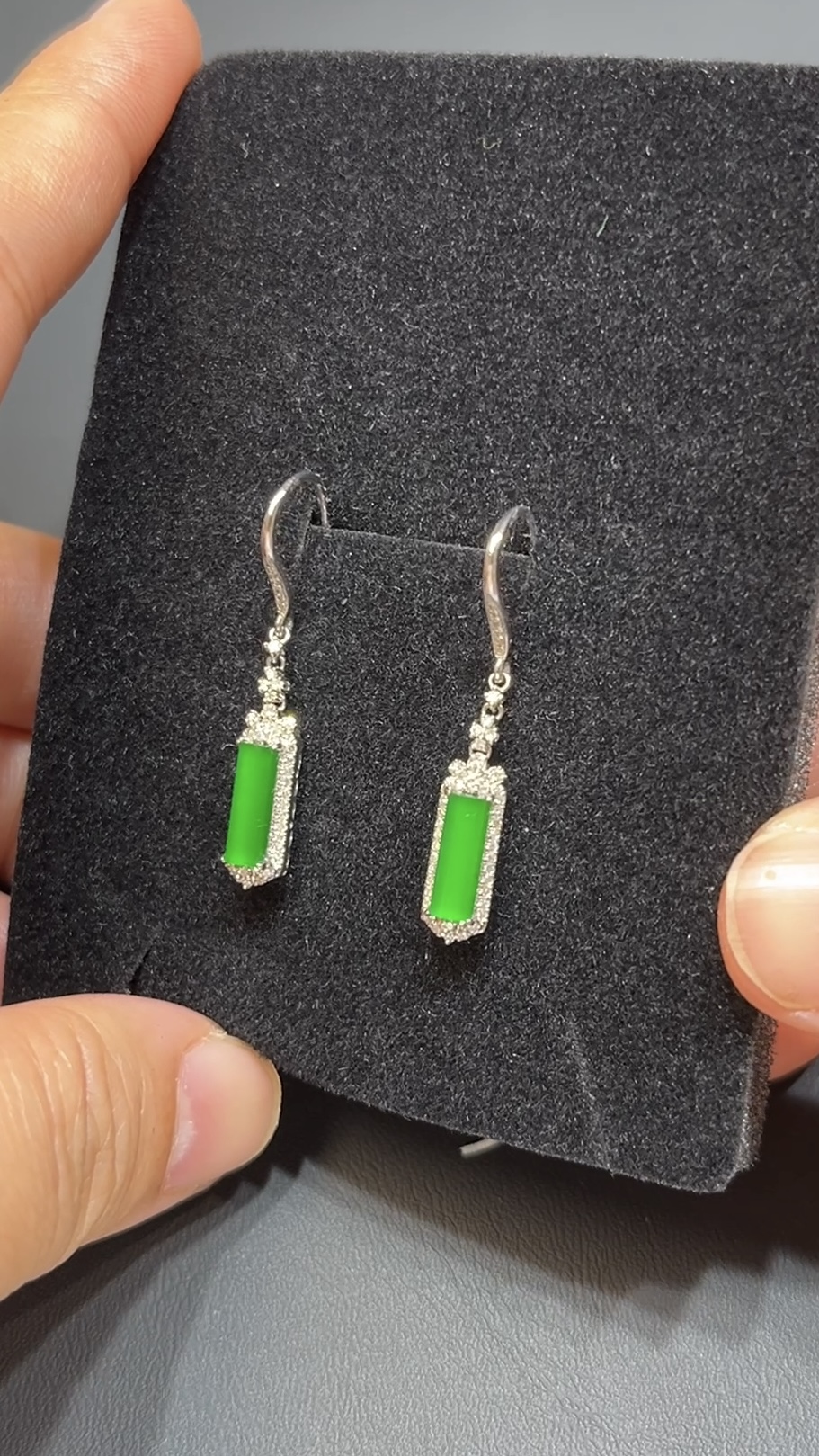 翡翠耳環|明艷綠翡翠無事柱 × 18K白金鑽石包鑲|高貴典雅玉器首飾推薦 編號#496 3 翡翠耳環|明艷綠翡翠無事柱 × 18K白金鑽石包鑲|高貴典雅玉器首飾推薦 編號#496 - Image 3
