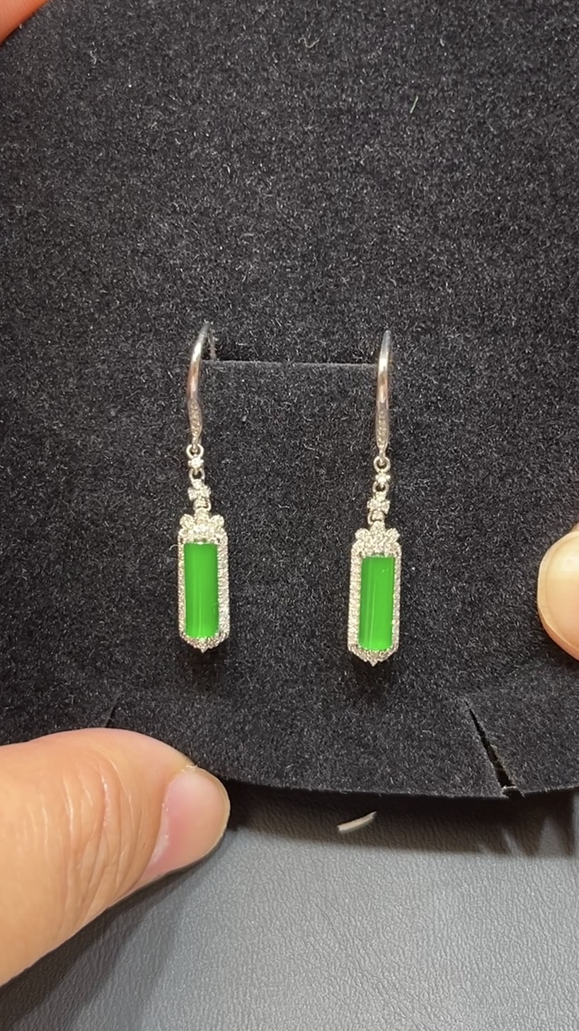 翡翠耳環|明艷綠翡翠無事柱 × 18K白金鑽石包鑲|高貴典雅玉器首飾推薦 編號#496 4 翡翠耳環|明艷綠翡翠無事柱 × 18K白金鑽石包鑲|高貴典雅玉器首飾推薦 編號#496 - Image 4