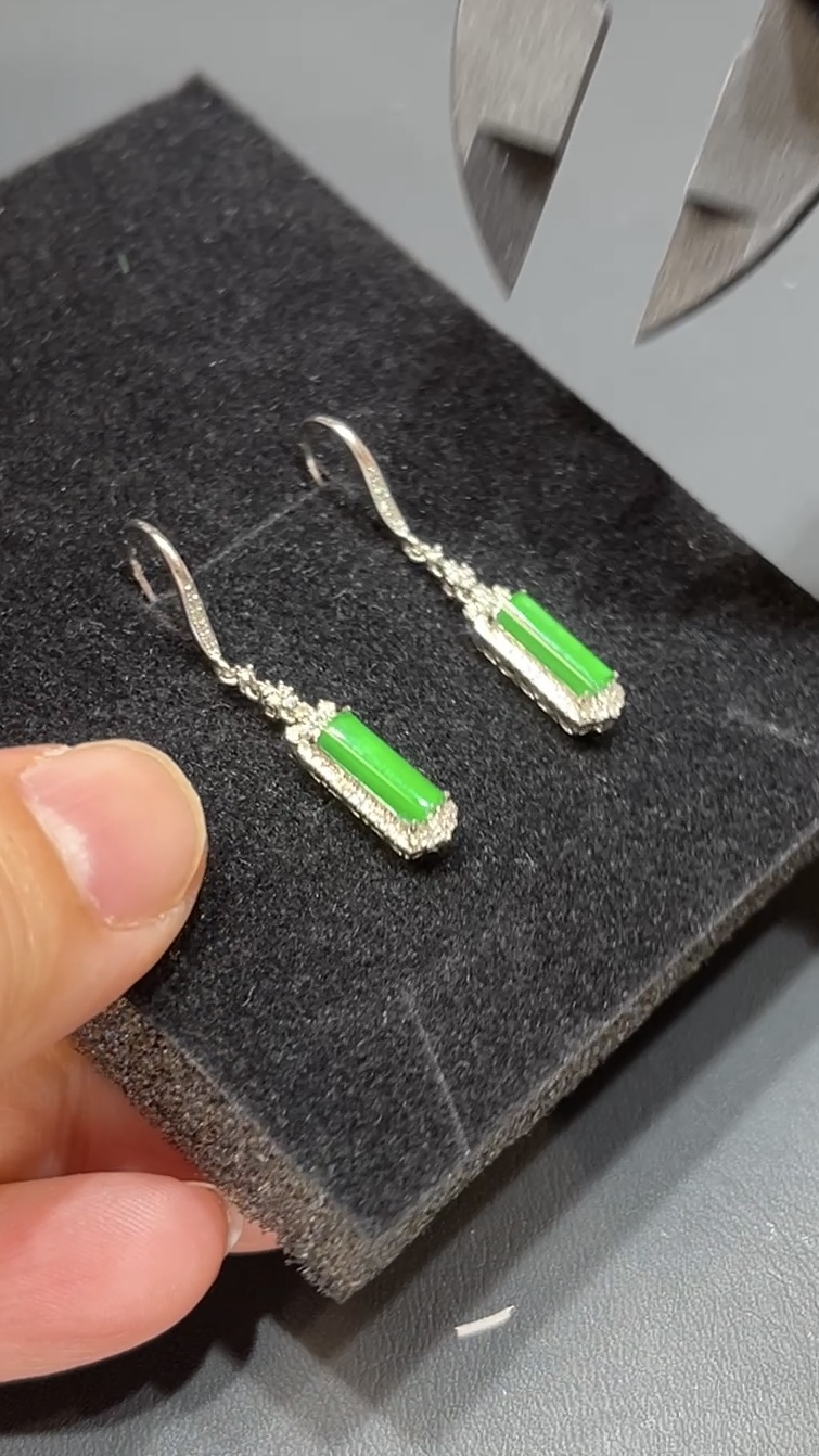 翡翠耳環|明艷綠翡翠無事柱 × 18K白金鑽石包鑲|高貴典雅玉器首飾推薦 編號#496 5 翡翠耳環|明艷綠翡翠無事柱 × 18K白金鑽石包鑲|高貴典雅玉器首飾推薦 編號#496 - Image 5