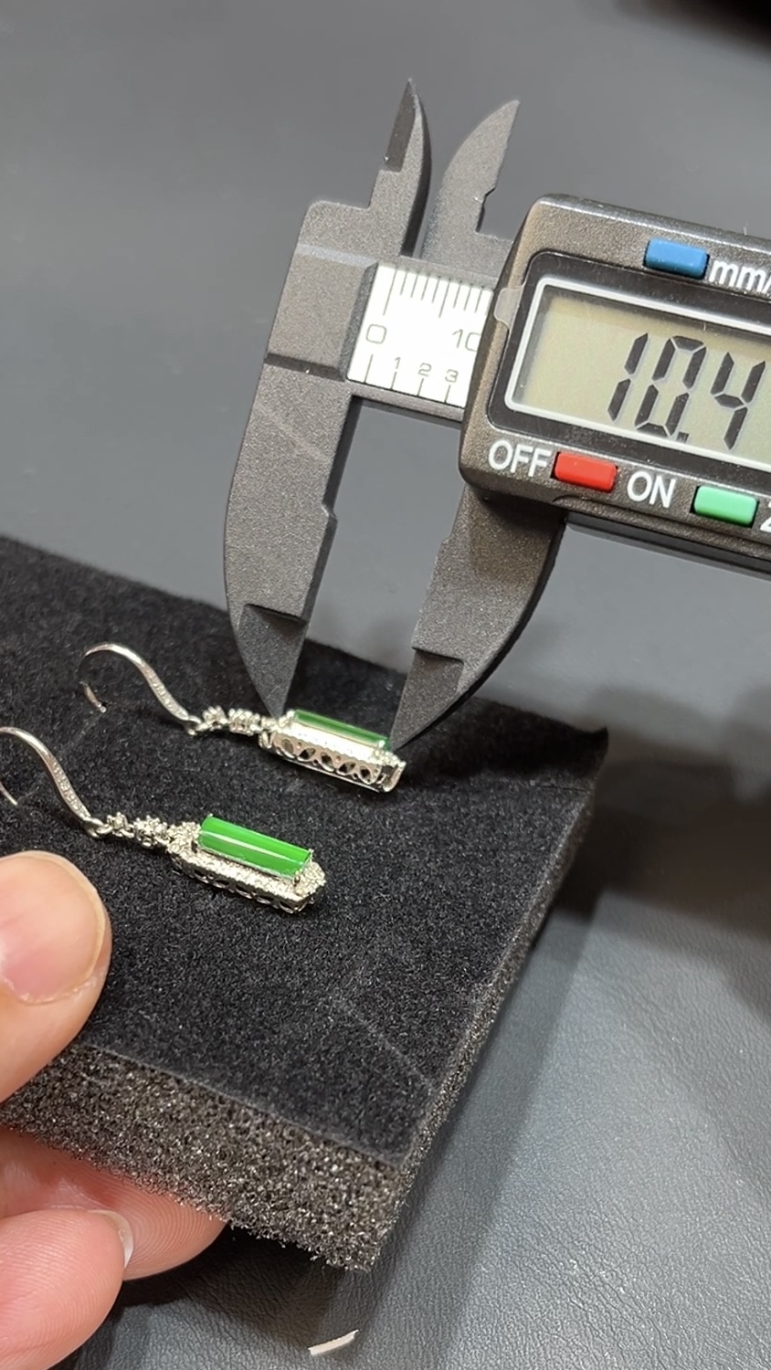 翡翠耳環|明艷綠翡翠無事柱 × 18K白金鑽石包鑲|高貴典雅玉器首飾推薦 編號#496 6 翡翠耳環|明艷綠翡翠無事柱 × 18K白金鑽石包鑲|高貴典雅玉器首飾推薦 編號#496 - Image 6