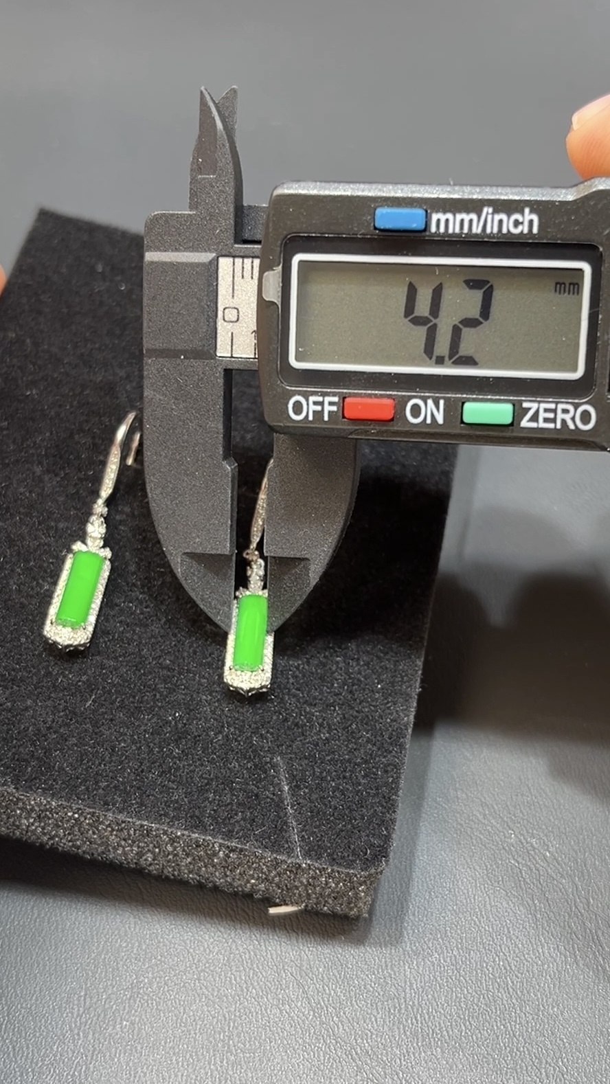 翡翠耳環|明艷綠翡翠無事柱 × 18K白金鑽石包鑲|高貴典雅玉器首飾推薦 編號#496 7 翡翠耳環|明艷綠翡翠無事柱 × 18K白金鑽石包鑲|高貴典雅玉器首飾推薦 編號#496 - Image 7