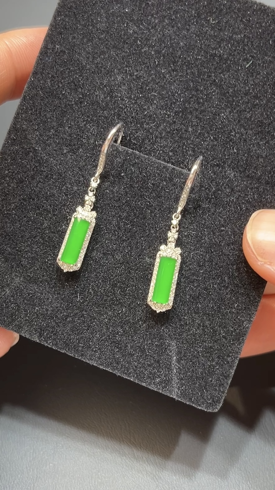 翡翠耳環|明艷綠翡翠無事柱 × 18K白金鑽石包鑲|高貴典雅玉器首飾推薦 編號#496 8 翡翠耳環|明艷綠翡翠無事柱 × 18K白金鑽石包鑲|高貴典雅玉器首飾推薦 編號#496 - Image 8