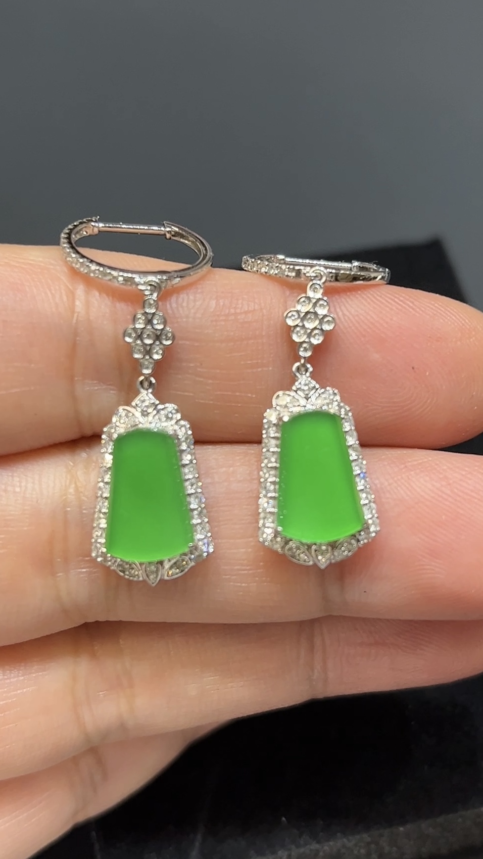 翡翠耳環| 明艷綠翡翠無事牌 × 18K白金鑽石包鑲|高貴典雅玉器首飾推薦 編號#497 6 翡翠耳環| 明艷綠翡翠無事牌 × 18K白金鑽石包鑲|高貴典雅玉器首飾推薦 編號#497 - Image 6