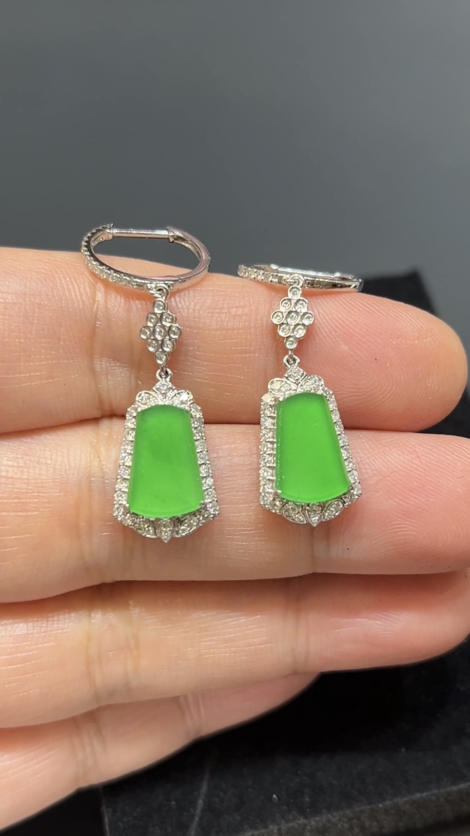 翡翠耳環| 明艷綠翡翠無事牌 × 18K白金鑽石包鑲|高貴典雅玉器首飾推薦 編號#497 4 翡翠耳環| 明艷綠翡翠無事牌 × 18K白金鑽石包鑲|高貴典雅玉器首飾推薦 編號#497 - Image 4