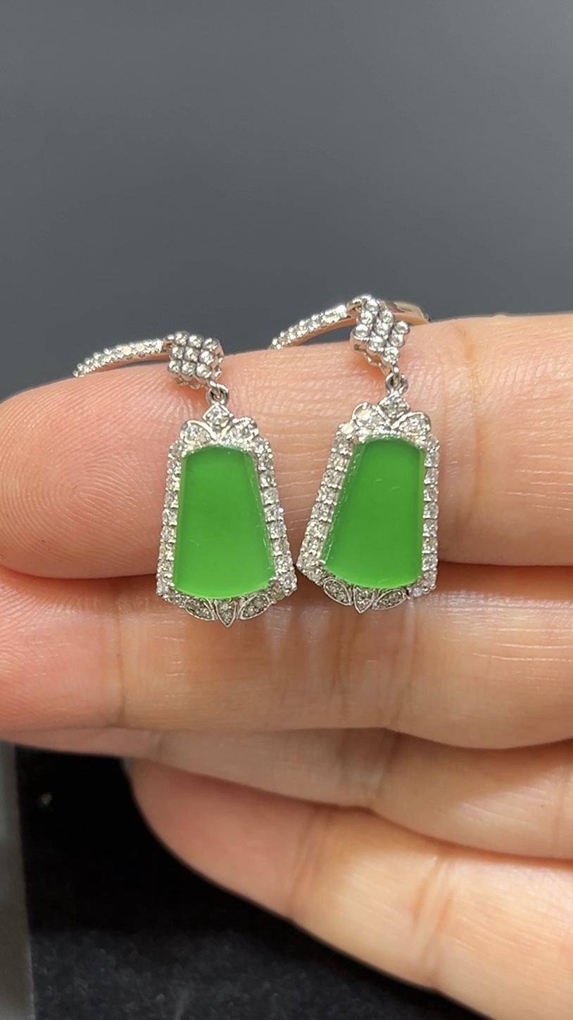 翡翠耳環| 明艷綠翡翠無事牌 × 18K白金鑽石包鑲|高貴典雅玉器首飾推薦 編號#497 2 翡翠耳環| 明艷綠翡翠無事牌 × 18K白金鑽石包鑲|高貴典雅玉器首飾推薦 編號#497 - Image 2