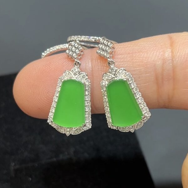 翡翠耳環｜編號#497 明艷綠翡翠無事牌 × 18K白金鑽石包鑲｜高貴典雅玉器首飾推薦