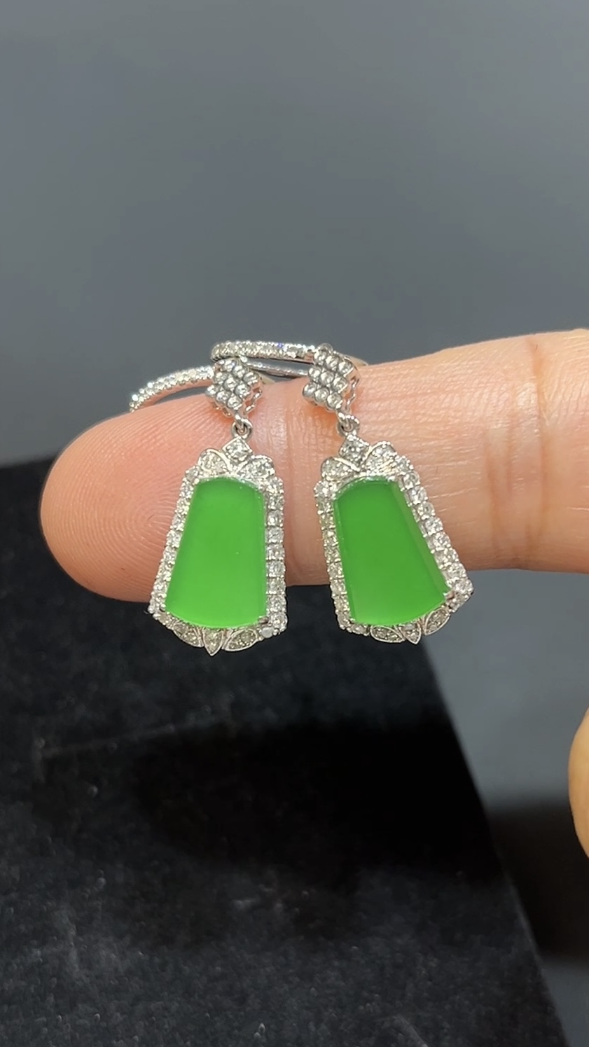 翡翠耳環| 明艷綠翡翠無事牌 × 18K白金鑽石包鑲|高貴典雅玉器首飾推薦 編號#497 1 翡翠耳環|編號#497 明艷綠翡翠無事牌 × 18K白金鑽石包鑲|高貴典雅玉器首飾推薦